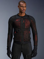 Alpinestars Troop-Air Pro Jacket, teknisk bepansrad motorcykeljacka, svart och röd fluo, med röda dragkedjekläppar och Alpinestars-logotyp, ventilerande meshpaneler med rött underlager, bärs med matchande svarta mc-byxor och handskar