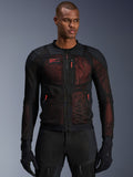Alpinestars Troop-Air Pro Jacket, teknisk mesh-motorcykeljacka i svart och Red Fluo, bärs av en modell, med stora ventilationspaneler i mesh, rött underlager och röda dragtappar, urban körstil.