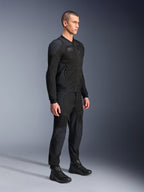 Alpinestars Troop-Air Pro-jacka, teknisk bepansrad ventilerad jacka, svart, bärs av modell med matchande svarta motorcykelbyxor och stövlar, med avancerad 2D-tech mesh-struktur och ventilerande paneler, urban samtida körutrustning.