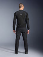 Alpinestars Troop-Air Pro jacka, sedd bakifrån, svart, teknisk motorcykeljacka med stora ventilationspaneler i mesh och vit Alpinestars-logotyp, kombinerad med svarta byxor, urban contemporary-körutrustning