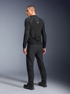 Alpinestars Troop-Air Pro Jacka, svart, teknisk ventilerad skyddsjacka sedd bakifrån, med omfattande meshpaneler för luftflöde, kombinerad med matchande svarta tekniska byxor och skor.