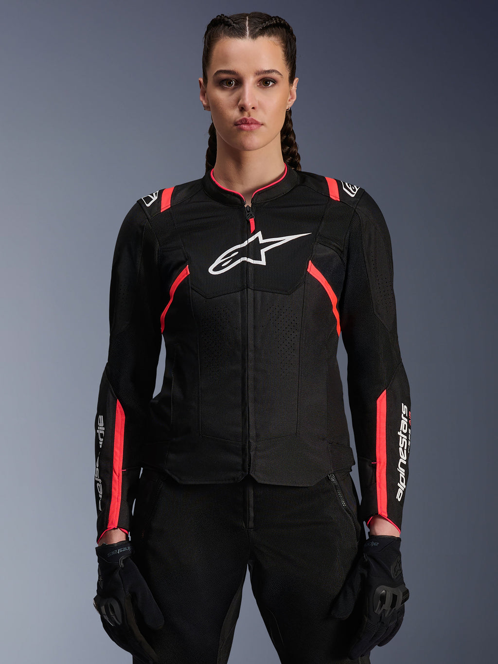 Alpinestars Stella T-Sps Air V2-jacka för dam, Black Diva Pink, motorcykeljacka i textil med meshpaneler med god andningsförmåga och rosa detaljer, vit Alpinestars-logotyp på bröstet, bärs av en kvinnlig modell med svarta mc-byxor och handskar