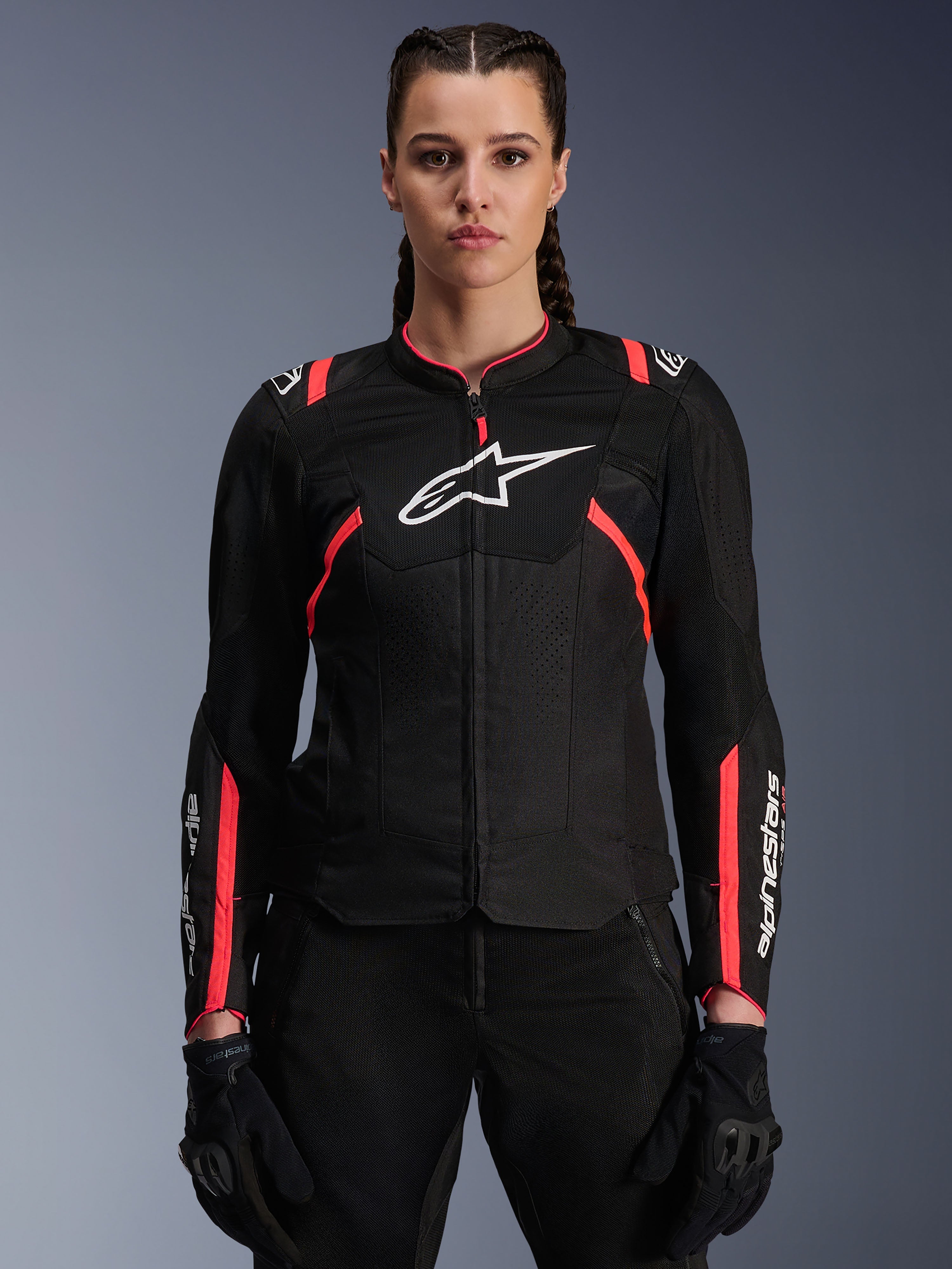 Alpinestars Stella T-Sps Air V2-jacka för dam, Black Diva Pink, motorcykeljacka i textil med meshpaneler med god andningsförmåga och rosa detaljer, vit Alpinestars-logotyp på bröstet, bärs av en kvinnlig modell med svarta mc-byxor och handskar