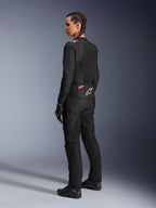 Alpinestars Stella T-Sps Air v2 damjacka, svart och Diva Pink, textilmotorcykeljacka sedd snett bakifrån, med stora meshpaneler för luftflöde och vit stjärnlogotyp på ryggen, bärs med matchande svarta mc-byxor, handskar och stövlar.