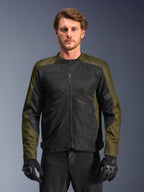 Alpinestars C-1 Air Jacka, khaki och svart, motorcykeljacka för herrar med stora paneler i tekniskt mesh för maximalt luftflöde, bärs av en modell med svarta körbyxor och handskar, urban samtida design för pendling.