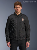 Alpinestars Ignite Air jacka, svart urban motorcykeljacka i textil med klubbinspirerad bröstgrafik och skjortkrage, framifrån buren av en manlig modell