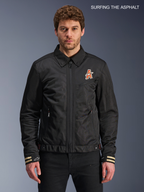 Alpinestars Ignite Air jacka, svart urban motorcykeljacka i textil med klubbinspirerad bröstgrafik och skjortkrage, framifrån buren av en manlig modell
