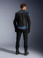 Alpinestars T-Stunt Air-jacka, modulär textiljacka för motorcykel, svart, mörkblå och ljusblå, ryggvy som visar det nedre ryggfacket för förvaring av ärmar med vit Alpinestars-logotyp, bärs med svarta byxor och stövlar.