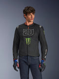 Alpinestars FQ20 T-SPS Air V2 Monster-jacka, svart motorcykeljacka med stor vit '20' och grön Monster Energy-logotyp, bärs av en manlig modell med mörka jeans och matchande handskar, lättviktig mesh-konstruktion för stadskörning