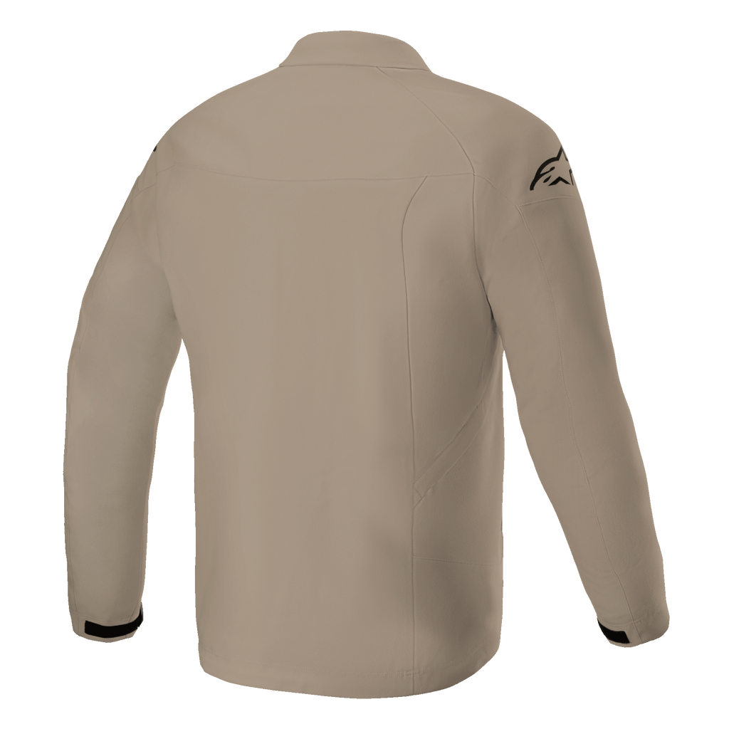 Alpinestars Aeron-jacka, motorcykeljacka, sandfärgad, baksida som visar en minimalistisk urban design, andningsbar textilkonstruktion med en svart logotyp på axeln och svarta detaljer vid ärmsluten