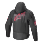 Alpinestars Zaca Air Venom WP-jacka, svart och klarröd, baksida med en stor stiliserad röd logotyp på ryggen, textiljacka för motorcykel med 3D-meshpaneler, avtagbar huva och DFS Lite-axelskydd, sportig mc-utrustning.