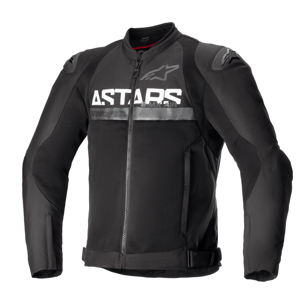 Alpinestars SMX Air Jacket, svart motorcykeljacka i textil, med ventilationspaneler i mesh, framträdande vit ASTARS-logotyp på bröstet, DFS Lite externa axelskydd och dragkedja framtill i en kroppsnära racingdesign.