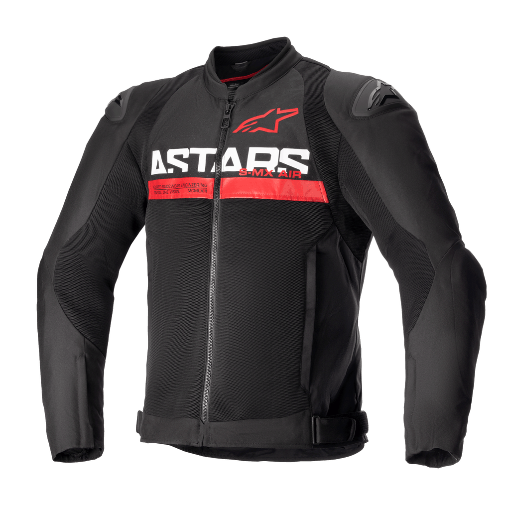 Alpinestars SMX Air Jacket, sportig motorcykeljacka, svart och klarröd, med framträdande vit "ASTARS"-text och en röd horisontell rand på bröstet, ventilerade meshpaneler med DFS Lite externa axelsliders, skyddande sommarkörutrustning