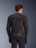 Alpinestars SMX Air-jacka i Black Anthracite, sedd bakifrån på en modell, med en stor tech mesh-ryggpanel för ventilation, Tech-Air Ready-märkning på kragen och en silverfärgad Astar-logotyp på nedre delen av ryggen, kombinerad med svarta handskar och mc-byxor.