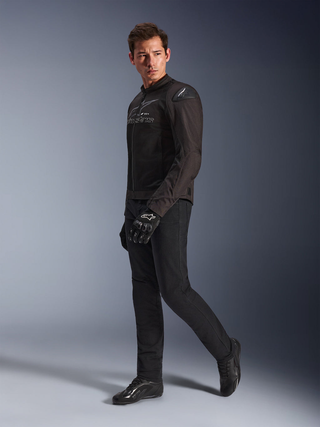 Alpinestars SMX Air-jacka i Black Anthracite, bärs av modell med matchande svarta körbyxor, handskar och skor, studiobild i helfigur, sportmotorcykelutrustning med tech mesh och axelsliders