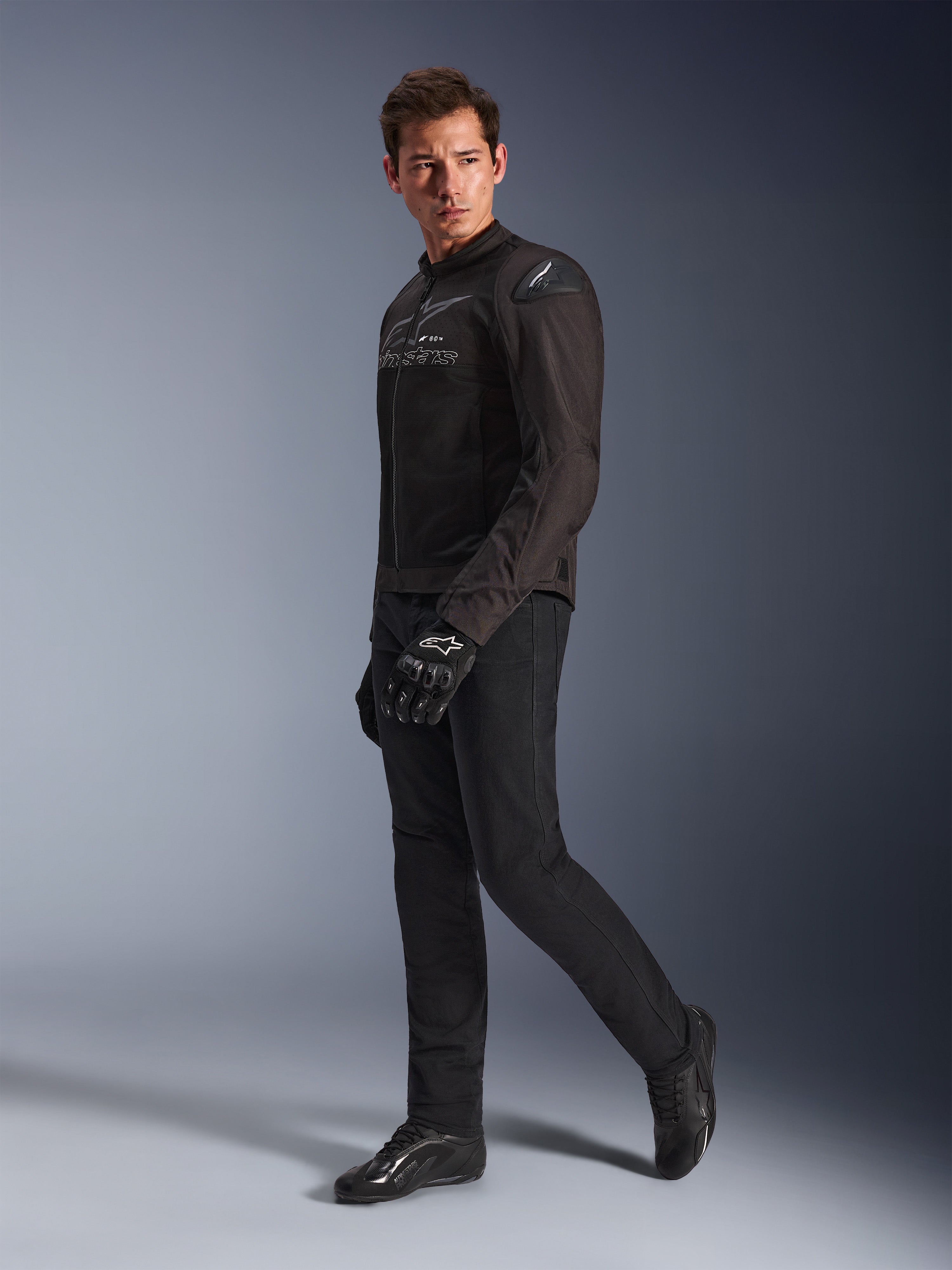 Alpinestars SMX Air-jacka i Black Anthracite, bärs av modell med matchande svarta körbyxor, handskar och skor, studiobild i helfigur, sportmotorcykelutrustning med tech mesh och axelsliders