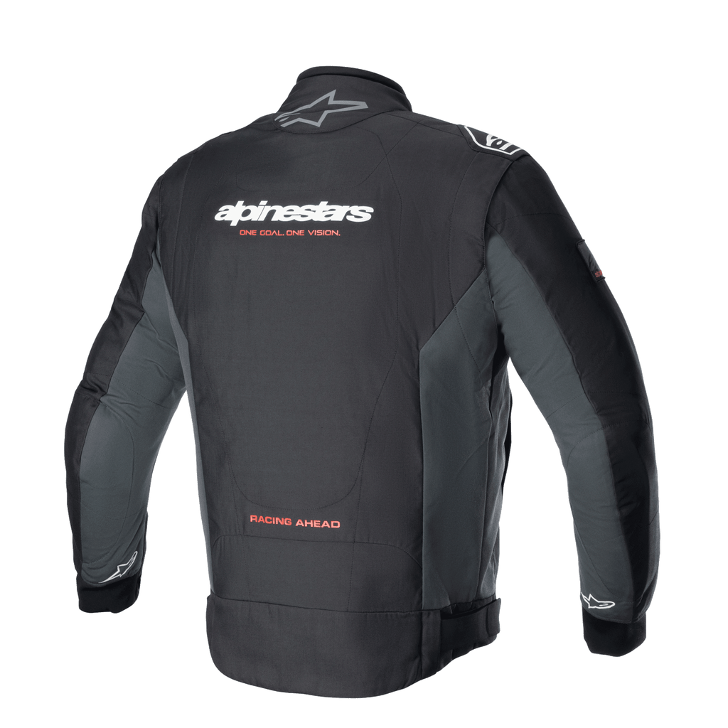 Alpinestars Monza Sport-jacka, textiljacka för motorcykel i Black Tar Gray sedd bakifrån, med vit logotyp och den röda sloganen 'ONE GOAL. ONE VISION.', grå sidopaneler och texten 'RACING AHEAD' på nedre delen av ryggen