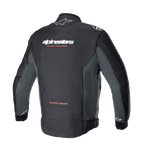 Alpinestars Monza Sport-jacka, textiljacka för motorcykel i Black Tar Gray sedd bakifrån, med vit logotyp och den röda sloganen 'ONE GOAL. ONE VISION.', grå sidopaneler och texten 'RACING AHEAD' på nedre delen av ryggen