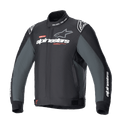 Alpinestars Monza Sport Jacket, Black Tar Gray motorcykeljacka i textil, hög krage med texten 'ONE GOAL. ONE VISION.', vita och grå Alpinestars-logotyper på bröstet, stjärnlogotyper på axlarna, röda grafiska detaljer, justerbara flikar i midjan, stilren teknisk design.