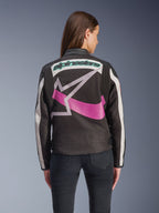 Alpinestars Idles damjacka, sedd bakifrån, svart, off-white och lila, stor grafisk stjärnlogotyp på ryggen, turkos broderad text, dragspelspaneler på axlarna, vintageinspirerad urban motorcykelutrustning