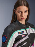 Alpinestars Idles damjacka, motorcykeljacka, svart, benvit och lila med turkosa accenter, närbild med färgglada Alpinestars heritage-märken och axeldetaljer i getskinn, vintageinspirerad design för stadskörning.