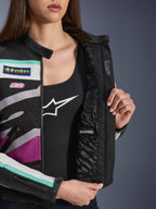 Alpinestars Idles damjacka, Black Off White Purple, närbild som visar det invändiga kviltade fodret med ett vattentätt fack, vintage-inspirerade racing-patchar och färgglada accenter i teal och lila på textilutsidan.