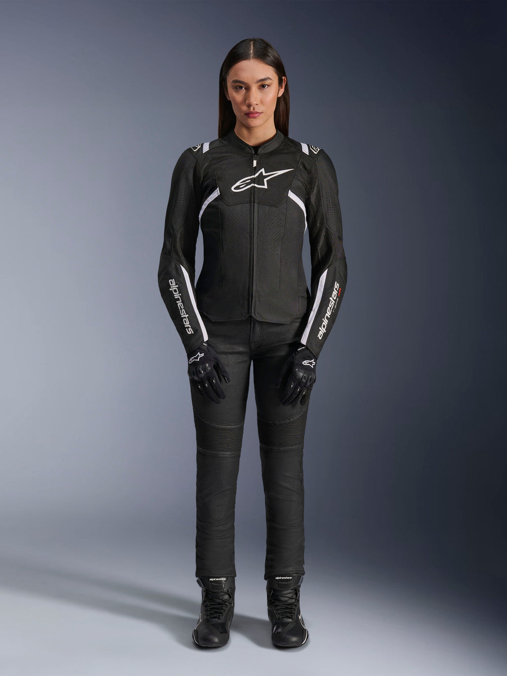 Alpinestars Stella T-Sps Air V2-jacka, motorcykeljacka för dam, svart och vit, med meshpaneler och vita detaljer, bärs med svarta byxor, handskar och stövlar, atletisk passform för stadskörning