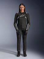 Alpinestars Stella T-Sps Air V2-jacka, motorcykeljacka för dam, svart och vit, med meshpaneler och vita detaljer, bärs med svarta byxor, handskar och stövlar, atletisk passform för stadskörning
