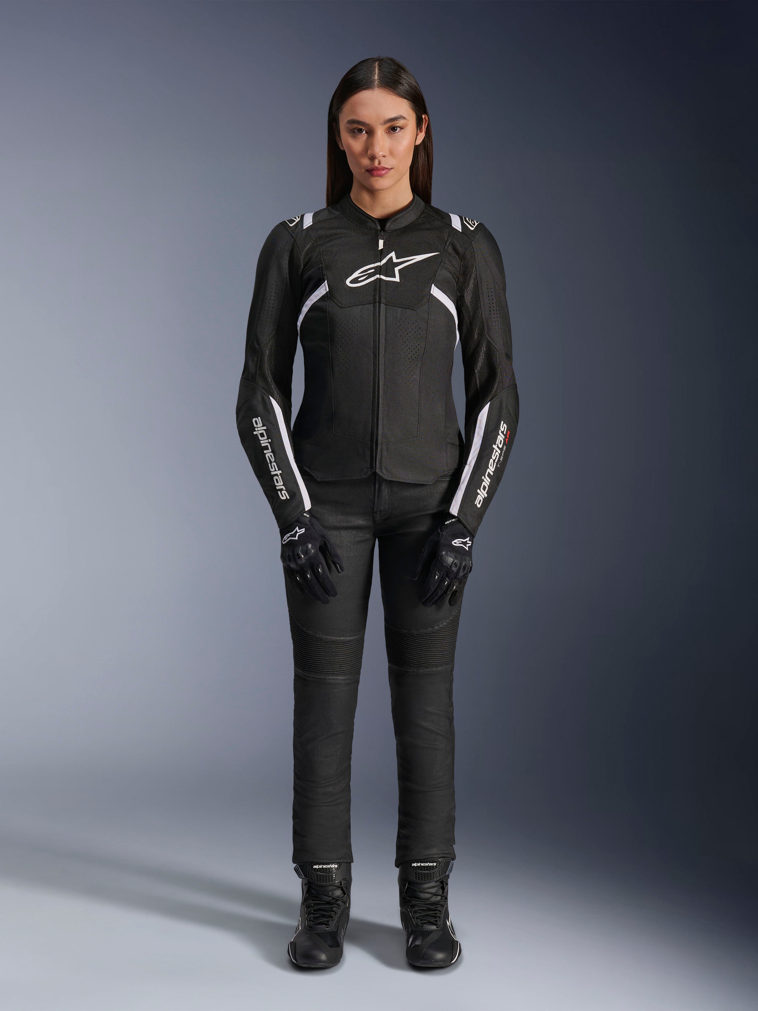 Alpinestars Stella T-Sps Air V2-jacka, motorcykeljacka för dam, svart och vit, med meshpaneler och vita detaljer, bärs med svarta byxor, handskar och stövlar, atletisk passform för stadskörning