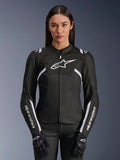 Alpinestars Stella T-SPS Air V2 damjacka, textiljacka för motorcykel, svart och vit, med perforerade tech-meshpaneler och vit Alpinestars-logotyp, bärs av en modell med svarta handskar, designad för ventilerad sommarkörning på väg.
