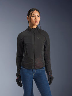 Alpinestars Stella Aeroshell Airflow-jacka, motorcykeljacka för dam, svart antracit, bärs av modell med blå jeans och svarta handskar, med laserperforerad softshell och nätpaneler för högt luftflöde, ergonomisk sportdesign.