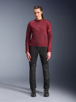 Alpinestars Stella C-1 Air Pants, urbana motorcykelbyxor för dam, svarta, med textil- och meshkonstruktion, kombinerade med en vinröd Stella C-1 Air Jacket och svarta läderstövlar, ren och modern urban körstil