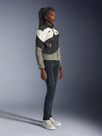 Alpinestars Stella Moshell-jacka, urban motorcykeljacka för dam, grå, svart och off-white med rosa detaljer, helfigursbild av en kvinnlig modell i mörka byxor och sneakers, modern streetwear-inspirerad design för stadskörning