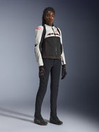 Alpinestars Stella SMX Air-jacka för dam i Ice Gray Black Coral Fluo, bärs av en kvinnlig modell med svarta mc-byxor och handskar, med mesh-konstruktion och korallröda logotyper, sportig motorcykelutrustning för kvinnor