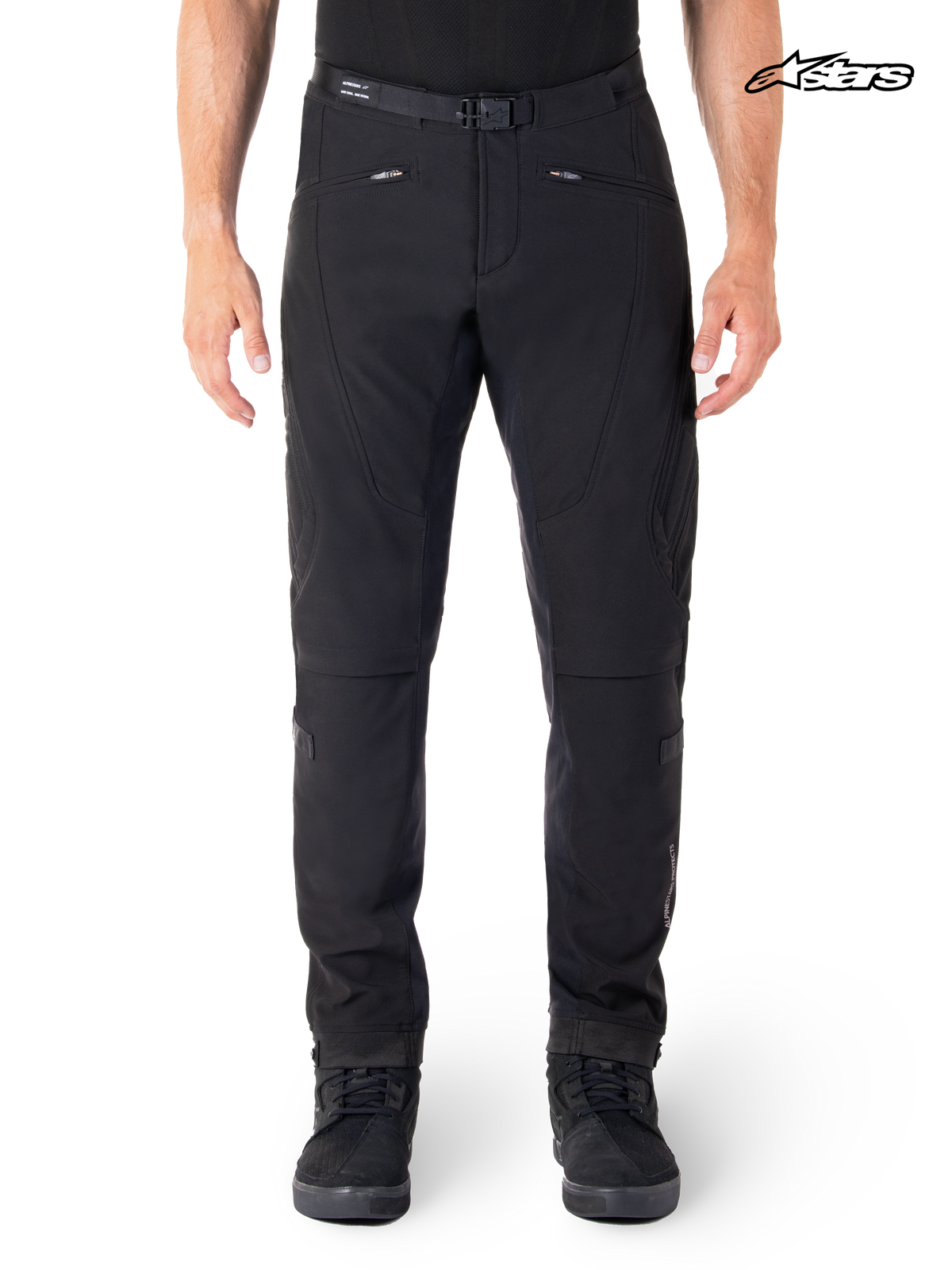 Alpinestars Alden byxor, svarta urban-motorcykelbyxor för herr i stretch-softshell med skyddande detaljer, framifrån på modell