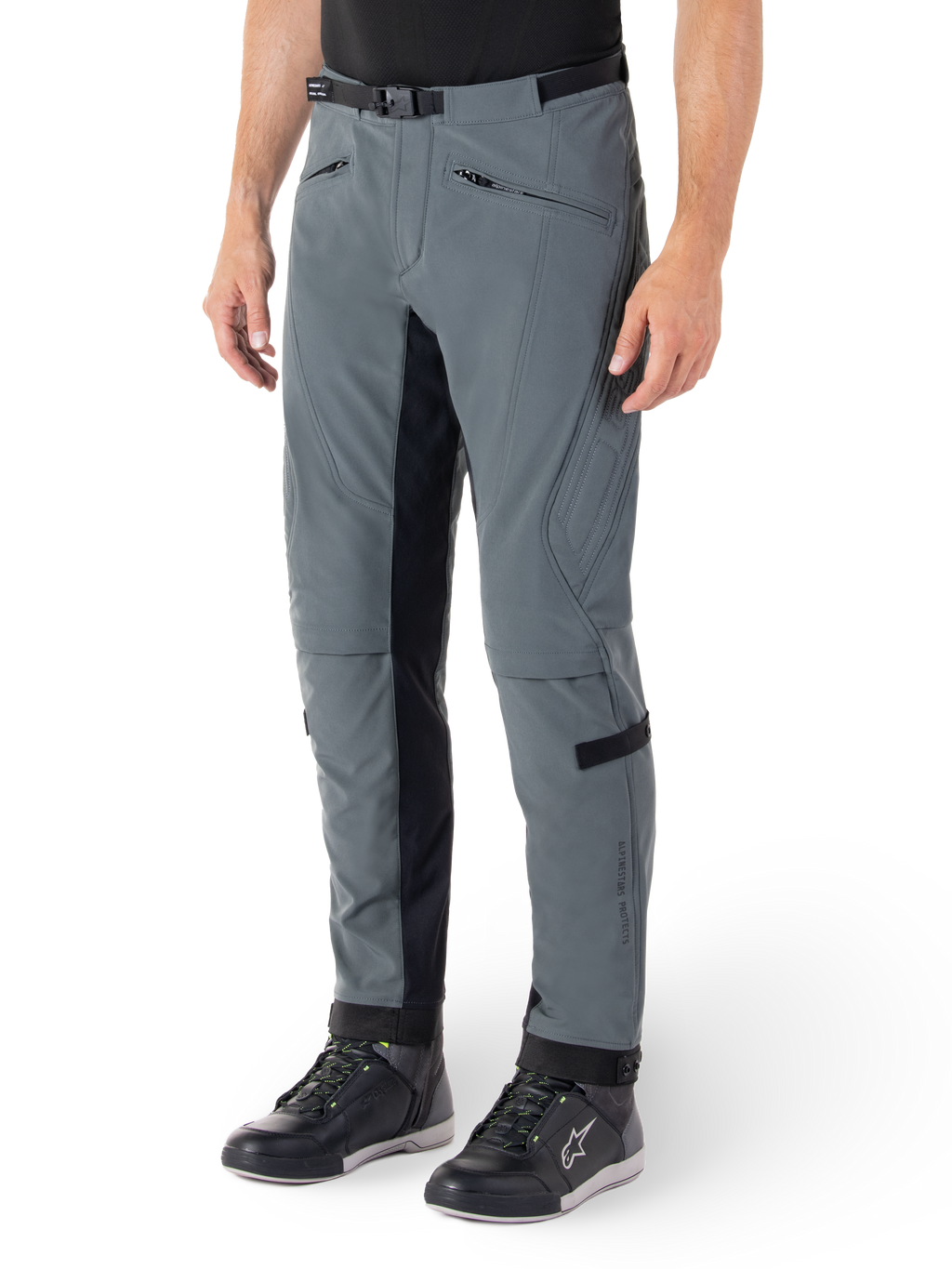Alpinestars Alden-byxor, urban grå och svarta motorcykelbyxor, streetwear-inspirerade textilbyxor för mc-körning med 3-lagers stretch-softshell, svarta innerpaneler på benen, inbyggt midjebälte, smal passform nedanför knät, bärs med svarta mc-skor