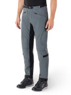Alpinestars Alden-byxor, urban grå och svarta motorcykelbyxor, streetwear-inspirerade textilbyxor för mc-körning med 3-lagers stretch-softshell, svarta innerpaneler på benen, inbyggt midjebälte, smal passform nedanför knät, bärs med svarta mc-skor