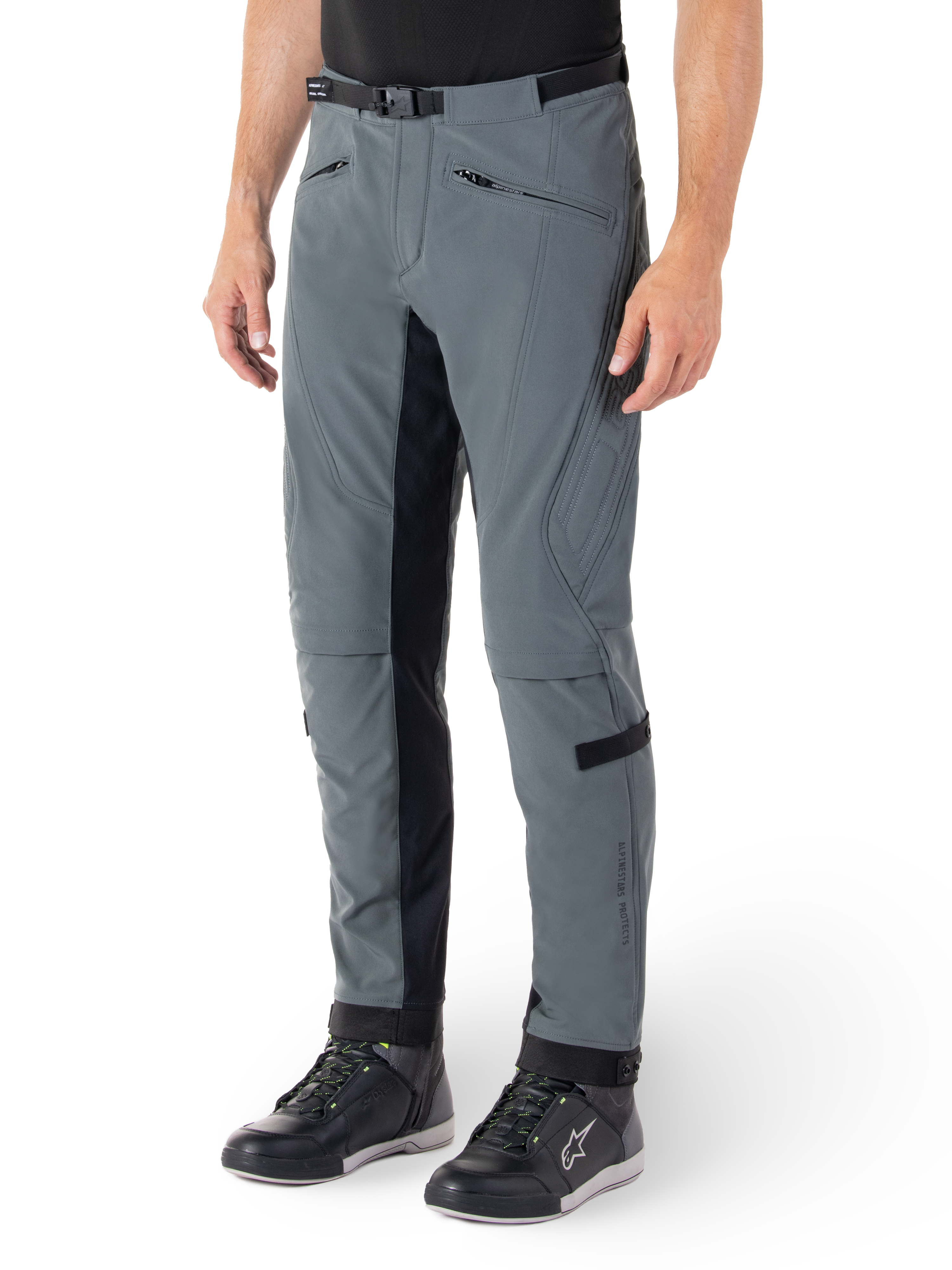 Alpinestars Alden-byxor, urban grå och svarta motorcykelbyxor, streetwear-inspirerade textilbyxor för mc-körning med 3-lagers stretch-softshell, svarta innerpaneler på benen, inbyggt midjebälte, smal passform nedanför knät, bärs med svarta mc-skor