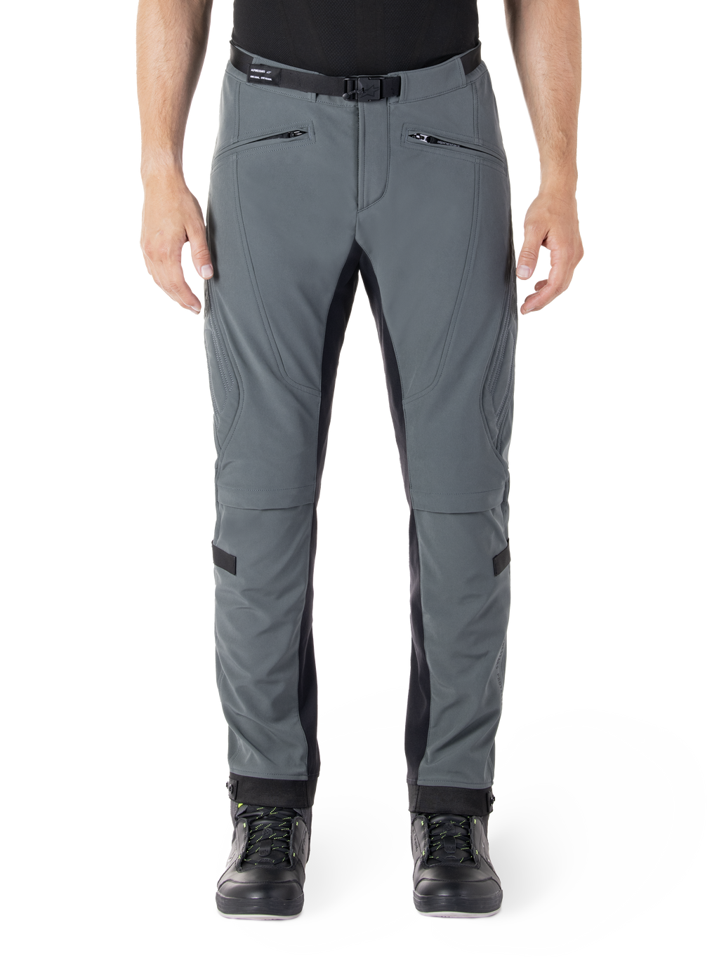 Alpinestars Alden-byxor, Urban Gray med svarta paneler, tekniska motorcykelbyxor, vy framifrån med dragkedjeförsedda fickor och integrerat magnetiskt midjebälte, softshell-design med smal passform för stadspendling