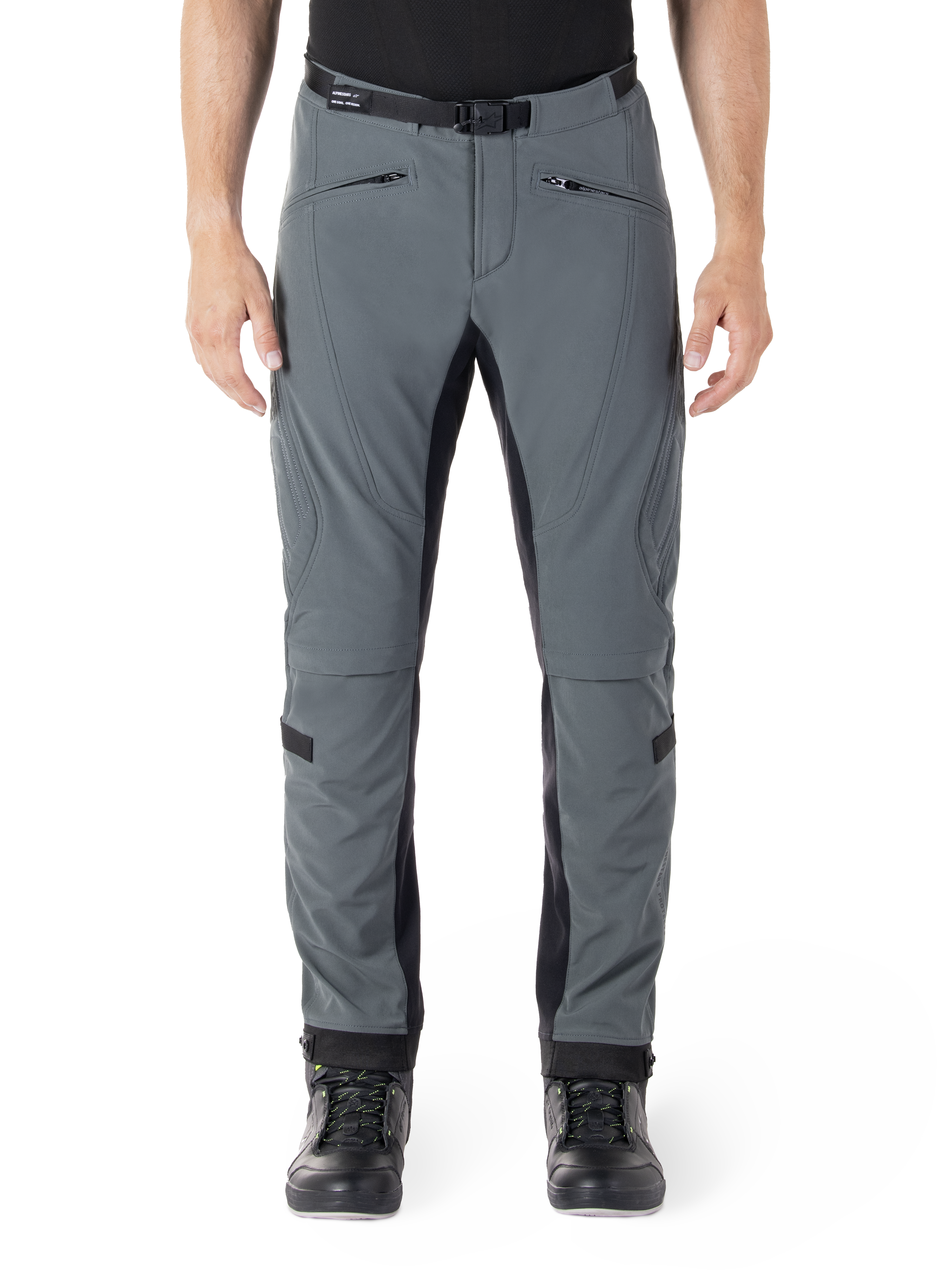 Alpinestars Alden-byxor, Urban Gray med svarta paneler, tekniska motorcykelbyxor, vy framifrån med dragkedjeförsedda fickor och integrerat magnetiskt midjebälte, softshell-design med smal passform för stadspendling