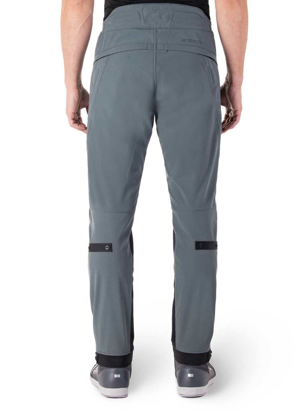 Alpinestars Alden-byxor, Urban Gray, baksida av urbana motorcykelbyxor för män, smal passform nedanför knät med svarta justeringsremmar vid vaderna, högmidjad design med MO.ST.EQ.-logotyp på bakre oket, bärs med grå mc-skor