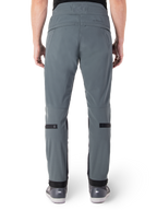 Alpinestars Alden-byxor, Urban Gray, baksida av urbana motorcykelbyxor för män, smal passform nedanför knät med svarta justeringsremmar vid vaderna, högmidjad design med MO.ST.EQ.-logotyp på bakre oket, bärs med grå mc-skor