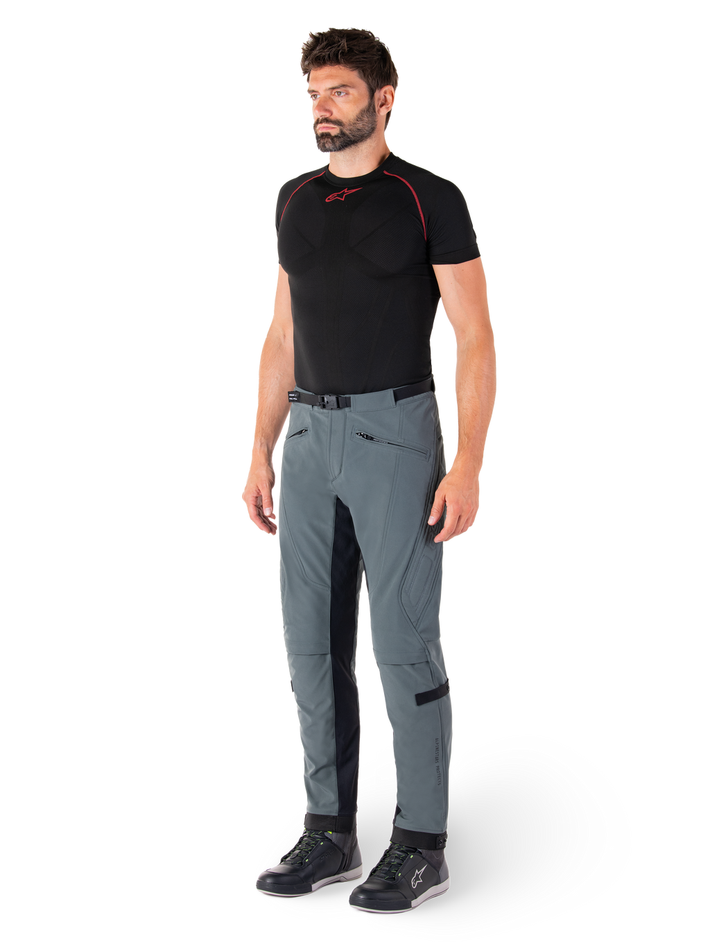 Alpinestars Alden-byxor, tekniska motorcykelbyxor i Urban Gray, med kviltade sidopaneler och svart stretchtyg på innerbenen, stylade med ett svart underställ och mc-skor, streetwear-inspirerad urban mc-utrustning