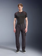 Alpinestars Flex-AST Cargo Pants - Short, svarta, bärs av en manlig modell med en svart funktionströja och svarta sneakers, urbana motorcykelbyxor med flera cargofickor, en avsmalnande passform och ett inbyggt bälte med spänne och D-ring