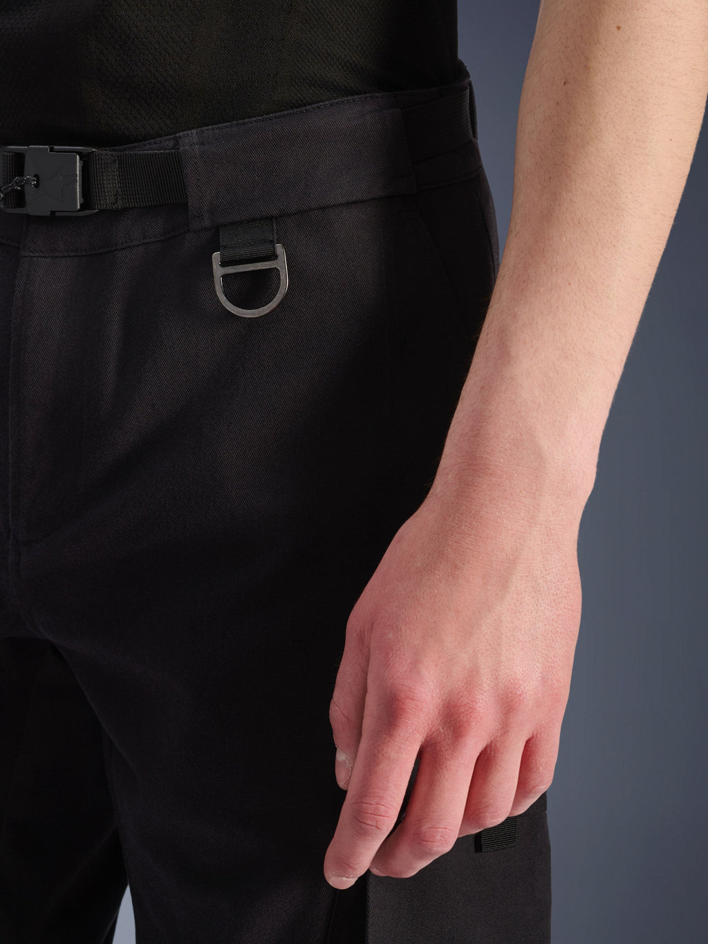 Alpinestars Flex-AST Cargo Pants - Short, svarta, närbild av midjepartiet som visar det integrerade bältet med spänne, detalj med D-ring i metall och hållbar textilkonstruktion.