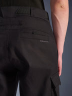 Närbild på Alpinestars Flex-AST Cargo Pants i svart, urbana motorcykelbyxor med en detaljerad bakficka med diskret märkning, stora bältesöglor och en cargoficka på sidan i slitstark stretchtextil.