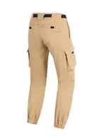 Alpinestars Flex-AST Cargo-byxor - Short, urbana motorcykelbyxor, ljusbeige, vy bakifrån som visar sidofickor av cargomodell, elastiska benslut och bakfickor med svarta detaljer, robust modern design