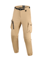 Alpinestars Flex-AST Cargo Pants, ljusbeige, tekniska urbana motorcykelbyxor med integrerat svart bälte med spänne, stora cargofickor med dragkedja och lockdetaljer, D-ring och elastiska benslut, modern robust stil för körning.