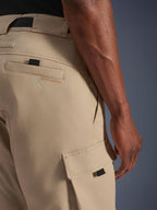 Alpinestars Flex-AST Cargo Pants, ljusbeige, närbild på höft- och sidocargofickor, med broderad märkeslogotyp, svarta dragflikar och militärinspirerad twill-design för urbana motorcyklister