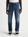 Alpinestars Flex Ast 8 Denim byxor, blå motorcykeljeans för herr med enlagersdenim och skyddsfunktioner, framifrån på modell som bär vardagssneakers